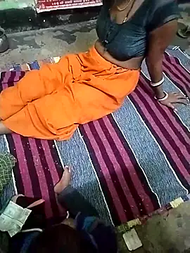 Snapshot of RAYI_Queen_4 chatting on 10/30/25, 03:46 RAYI Queen 4 online show from 10/30/25, 03:46