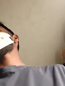 Snapshot of RAYI_Queen_4 chatting on 12/14/25, 04:07 RAYI Queen 4 online show from 12/14/25, 04:07