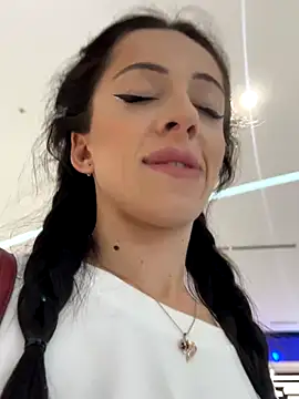 Yesmoree online show from 10/26/25, 11:38