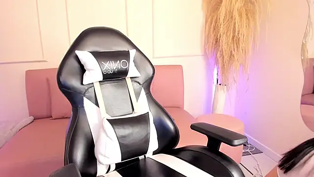 Snapshot of Lilily_lv chatting on 09/16/25, 12:17 Lilily lv online show from 09/16/25, 12:17