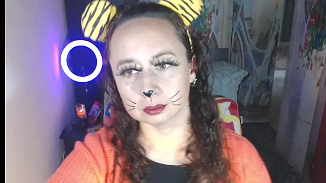 Snapshot of Milf_Valeria chatting on 10/31/25, 02:29 Milf Valeria online show from 10/31/25, 02:29