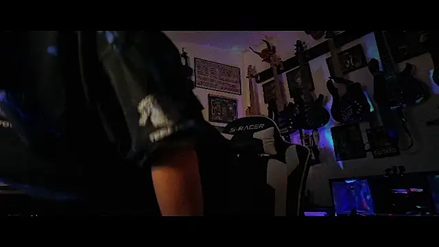 Snapshot of TheSlutMuffin chatting on 12/05/25, 05:27 TheSlutMuffin online show from 12/05/25, 05:27