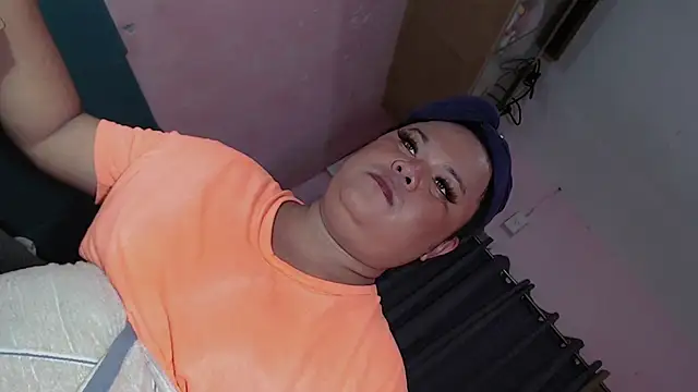 Snapshot of fallen_angel08 chatting on 12/15/25, 04:39 fallen angel08 online show from 12/15/25, 04:39