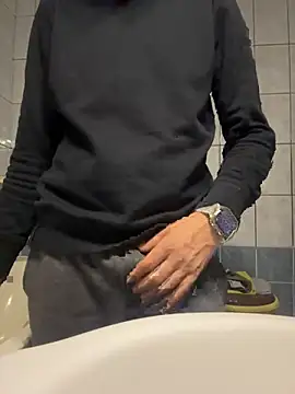 Snapshot of adiluci1 chatting on 10/04/25, 05:00 adiluci1 online show from 10/04/25, 05:00