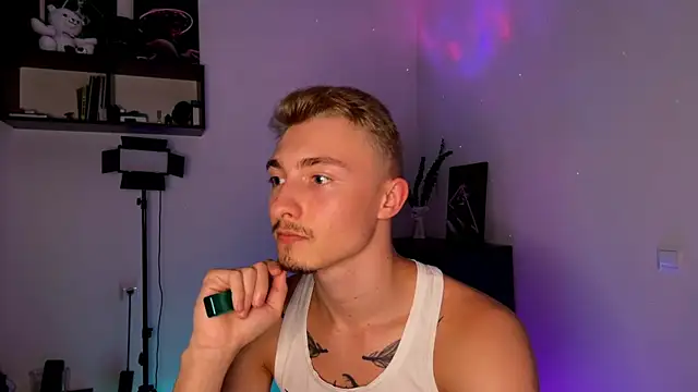 Artur  Skott online show from 10/13/25, 08:53