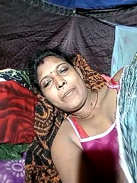 Snapshot of Savita992 chatting on 11/19/25, 01:05 Savita992 online show from 11/19/25, 01:05