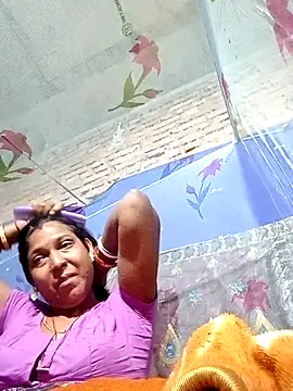 Snapshot of Savita992 chatting on 12/13/25, 08:47 Savita992 online show from 12/13/25, 08:47