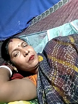Snapshot of Savita992 chatting on 02/13/26, 06:15 Savita992 online show from 02/13/26, 06:15