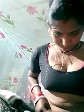 Snapshot of Savita992 chatting on 02/21/26, 12:44 Savita992 online show from 02/21/26, 12:44