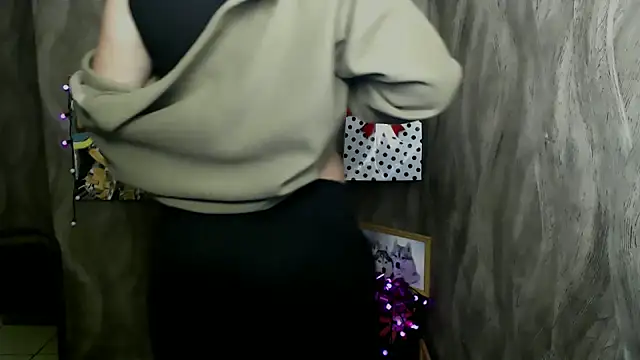 Snapshot of Linda_S_ chatting on 11/22/25, 01:54 Linda S online show from 11/22/25, 01:54