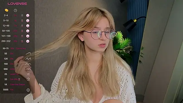 Snapshot of zegoii chatting on 10/15/25, 01:33 zegoii online show from 10/15/25, 01:33