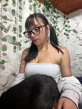 Snapshot of Maddy_w chatting on 05/17/26, 03:26 Maddy w online show from 05/17/26, 03:26