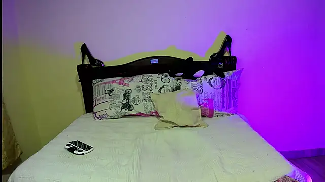 Snapshot of _viollette_ chatting on 09/15/25, 12:32  viollette  online show from 09/15/25, 12:32