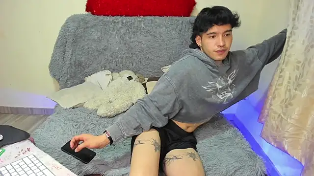 Snapshot of _viollette_ chatting on 10/21/25, 11:05  viollette  online show from 10/21/25, 11:05