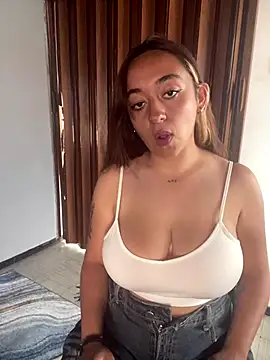 Snapshot of LuPink_ chatting on 10/07/25, 06:16 LuPink  online show from 10/07/25, 06:16