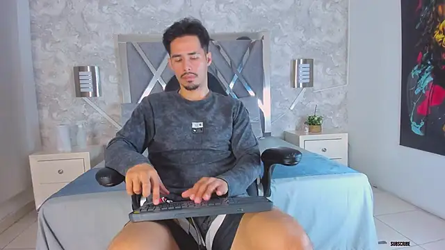 loghan fox online show from 09/26/25, 03:32