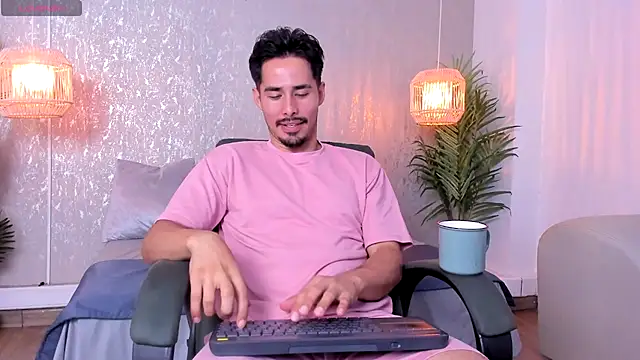 loghan fox online show from 09/28/25, 03:45