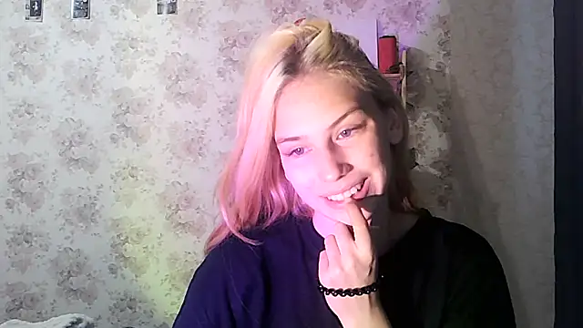 Snapshot of ClaireLaSweet chatting on 09/20/25, 10:33 ClaireLaSweet online show from 09/20/25, 10:33