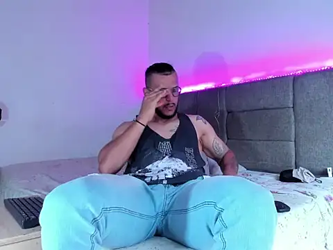 Snapshot of Edy_coltt chatting on 10/22/25, 02:39 Edy coltt online show from 10/22/25, 02:39