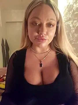 Snapshot of misstitmouseofficial chatting on 09/22/25, 08:44 misstitmouseofficial online show from 09/22/25, 08:44