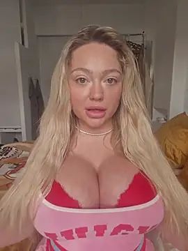 Snapshot of misstitmouseofficial chatting on 10/05/25, 01:42 misstitmouseofficial online show from 10/05/25, 01:42