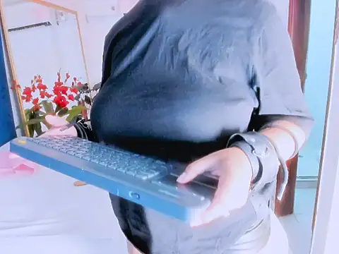 Snapshot of nahomy_ryans chatting on 11/16/25, 02:06 nahomy ryans online show from 11/16/25, 02:06