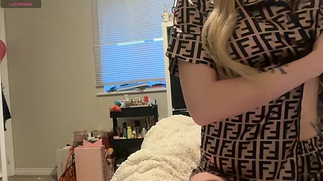 Snapshot of harleyblair chatting on 01/17/26, 04:22 harleyblair online show from 01/17/26, 04:22