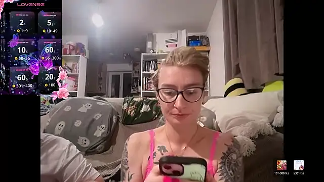 Snapshot of harleyblair chatting on 04/27/26, 10:08 harleyblair online show from 04/27/26, 10:08