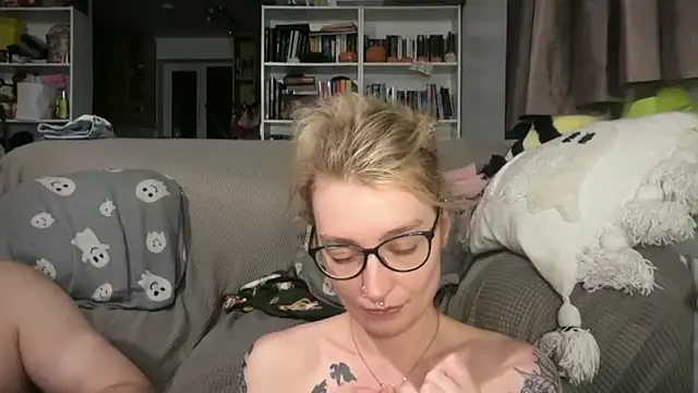 Snapshot of harleyblair chatting on 05/28/26, 10:07 harleyblair online show from 05/28/26, 10:07