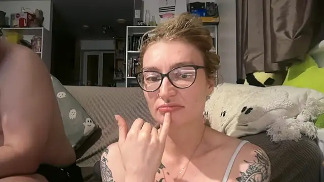 Snapshot of harleyblair chatting on 06/17/26, 10:10 harleyblair online show from 06/17/26, 10:10
