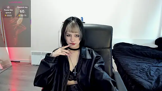 Snapshot of LiyaLuna chatting on 10/10/25, 10:47 LiyaLuna online show from 10/10/25, 10:47
