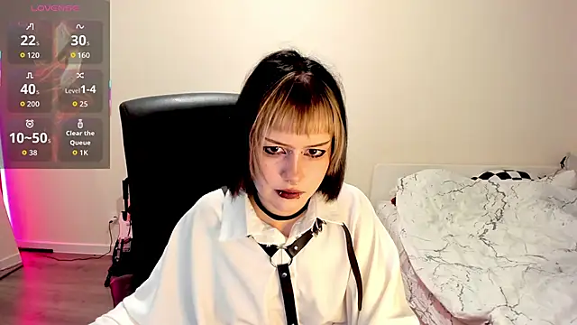 Snapshot of LiyaLuna chatting on 10/21/25, 03:13 LiyaLuna online show from 10/21/25, 03:13