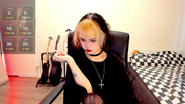 Snapshot of LiyaLuna chatting on 11/06/25, 11:44 LiyaLuna online show from 11/06/25, 11:44