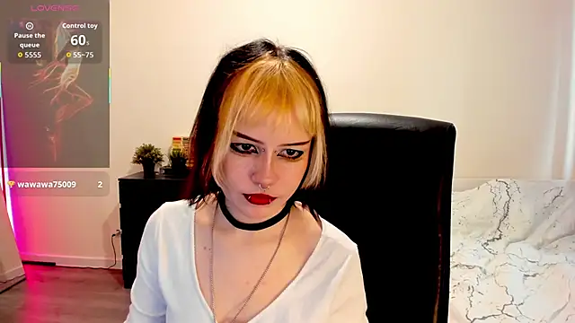 Snapshot of LiyaLuna chatting on 11/11/25, 11:21 LiyaLuna online show from 11/11/25, 11:21