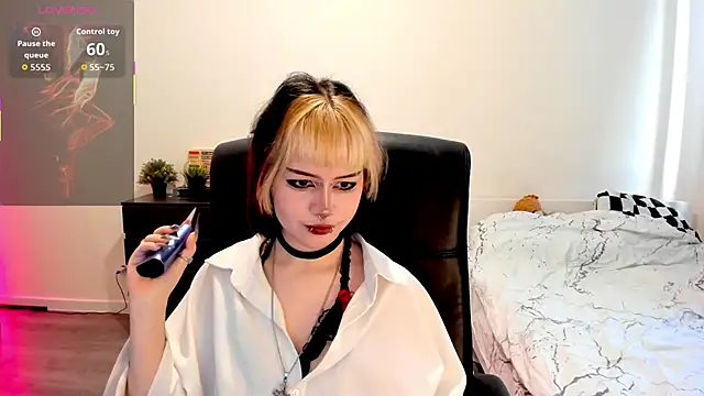 Snapshot of LiyaLuna chatting on 11/19/25, 10:48 LiyaLuna online show from 11/19/25, 10:48