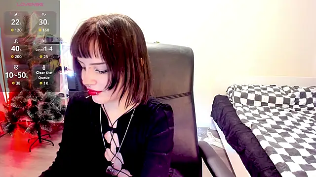 Snapshot of LiyaLuna chatting on 12/15/25, 12:20 LiyaLuna online show from 12/15/25, 12:20