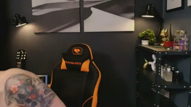 Snapshot of LUNACOCKSLAYER chatting on 10/31/25, 01:50 LUNACOCKSLAYER online show from 10/31/25, 01:50