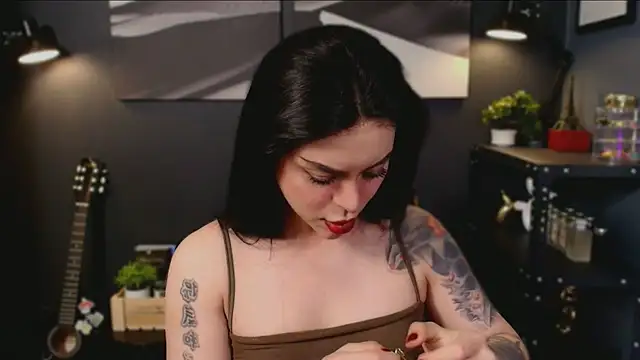 Snapshot of LUNACOCKSLAYER chatting on 11/11/25, 06:46 LUNACOCKSLAYER online show from 11/11/25, 06:46