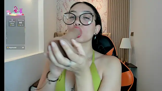 Yuna  Min online show from 09/23/25, 12:08