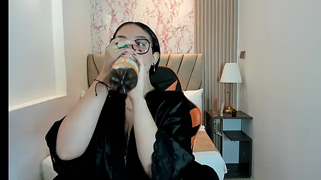 Yuna  Min online show from 09/25/25, 06:11