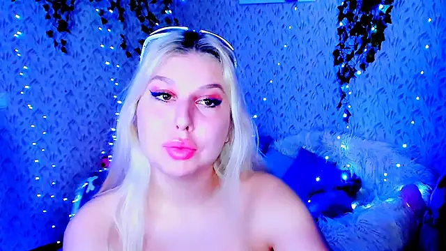 Snapshot of ChloeRicc chatting on 11/10/25, 12:15 ChloeRicc online show from 11/10/25, 12:15