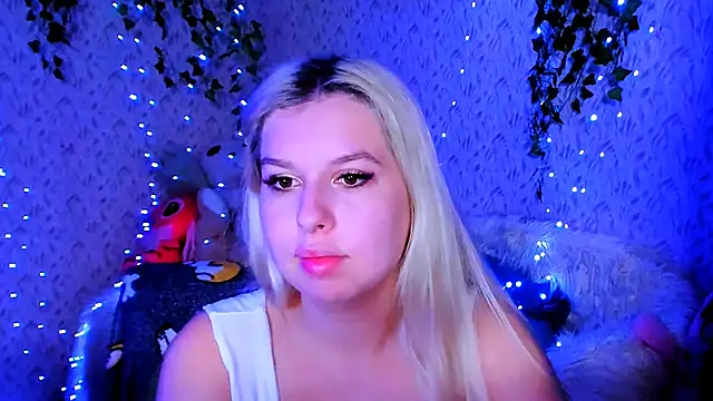 Snapshot of ChloeRicc chatting on 11/11/25, 08:09 ChloeRicc online show from 11/11/25, 08:09