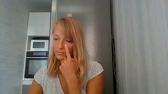 Snapshot of Vexxaa chatting on 09/13/25, 01:11 Vexxaa online show from 09/13/25, 01:11