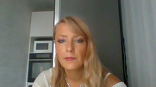 Snapshot of Vexxaa chatting on 10/18/25, 01:01 Vexxaa online show from 10/18/25, 01:01