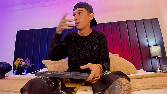 dominik thompson777 online show from 10/06/25, 07:28