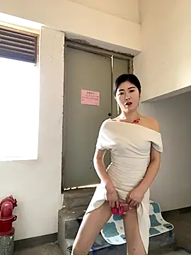 Snapshot of xtt1689999 chatting on 11/30/25, 04:27 xtt1689999 online show from 11/30/25, 04:27