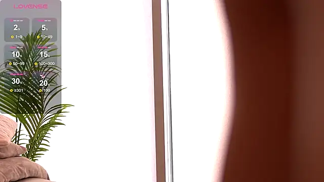 Snapshot of DesiredMia_ chatting on 09/23/25, 05:43 DesiredMia online show from 09/23/25, 05:43