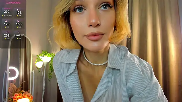 Snapshot of Ice_Strawberry chatting on 09/18/25, 02:13 Ice Strawberry online show from 09/18/25, 02:13