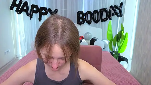 LuluChiiii online show from 10/31/25, 10:49