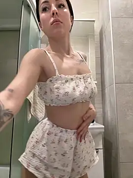 Snapshot of SakuraSara chatting on 10/13/25, 04:12 SakuraSara online show from 10/13/25, 04:12